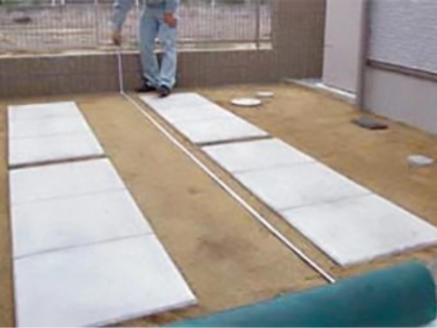 予め整地及びランマーで転圧し、地盤を固めます。