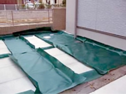 雑草防止効果のあるグリーンビスタ®製 防草･砂利下シートを敷設します。