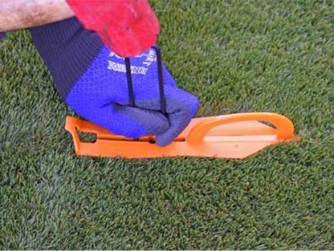 ハンマーでピンの頭が隠れるくらいまで打ち込んだら、次のピンを打つ位置へ進めます。