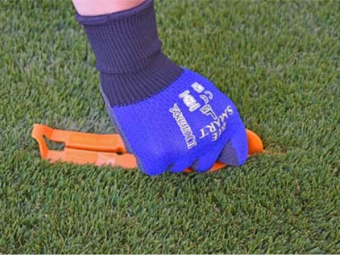 パイルをかき分けたら、ピンを打つ位置で止めます。