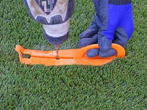 中央の丸い穴からハンマードリルを差し込み、下穴をあけます。