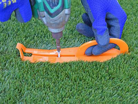 ビスをインパクトドライバーで打ち込んだら、次のピンを打つ位置へ進めます。