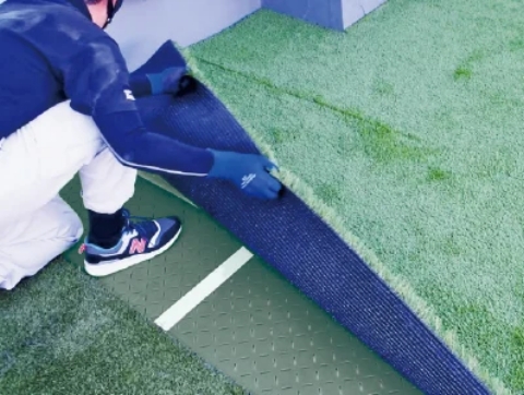 リアリーターフ®を仮敷きします。