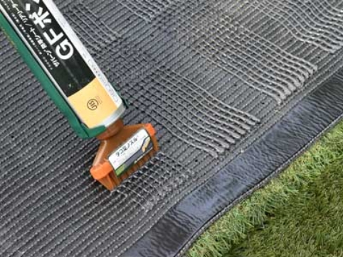 GFボンド®を水抜き穴の列の間へ塗布し、クッションマットに貼り付けます。
