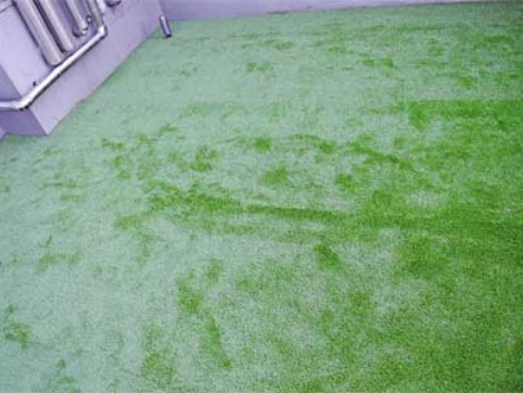 反対片側も同じように貼り付け、リアリーターフ®とクッションマットをしっかりと密着させたら完成です。