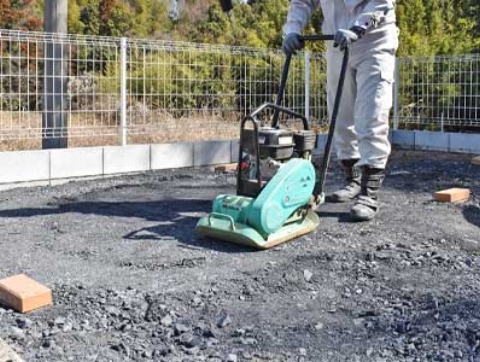 転圧、整地を行い地盤より75mm下がりの土壌を成型します。