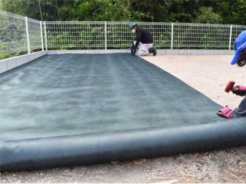 グリーンビスタ®製 240Jを全面に敷設し、プラピンで仮固定します。