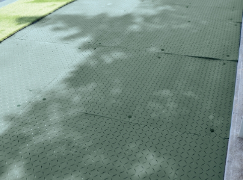 クッションマットを敷き詰め、プラピン（6本/枚）で固定します。