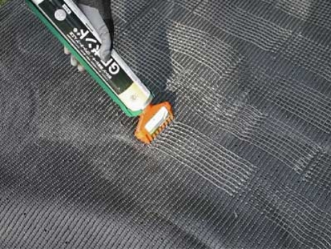 仮敷きしたリアリーターフ®の片側を裏返し、裏側のバッキング面にGFボンド®を塗布し、クッションマットに貼り付けます。