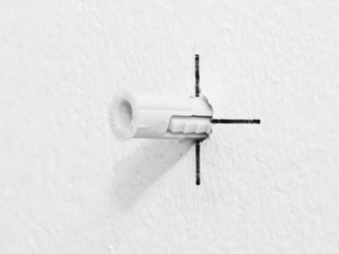 穴内部を清掃し、付属の樹脂プラグを差し込みます。