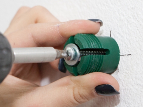 固定用部材を付属のビスで固定します。