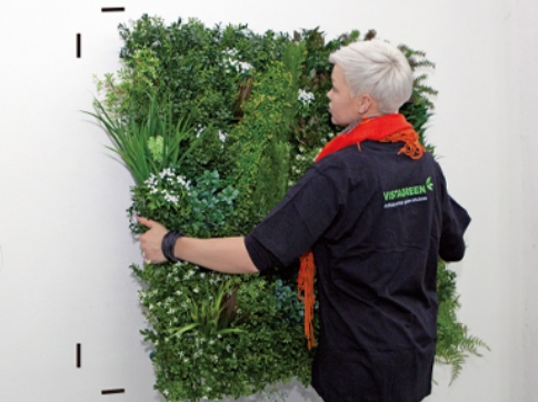 欠き込み線にパネルを合わせ、固定用部材の切り込みに縦横のメッシュをそれぞれはめ込みます。