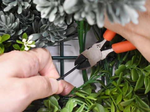 インシュロックの余った部分をカットします。