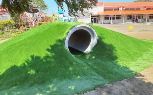 「認定こども園 あづま幼稚園」の園庭築山に人工芝を導入していただきました