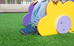 公園で人工芝を採用する理由とは。天然芝との違いや設置事例も紹介！(Before→After)