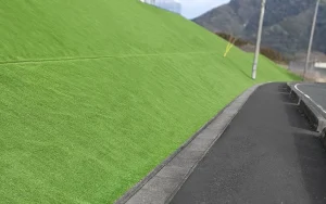 企業での人工芝活用事例：斜面の緑化によるメリットや施工のポイントを解説