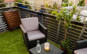 ベランダに人工芝を敷いて快適空間を手に入れよう！メリット・デメリットについて紹介します！