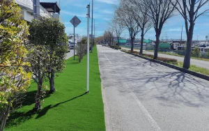 人工芝を活用した国道沿いの植栽帯での施工事例