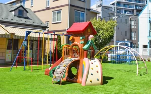 人工芝を保育園や幼稚園に設置するメリットと注意点