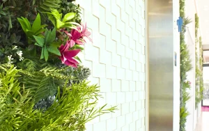 生の植物からフェイグリーンの壁面緑化へ！店舗での導入事例からメリットまで解説