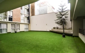 中庭には人工芝の活用を！おすすめする4つの理由を紹介