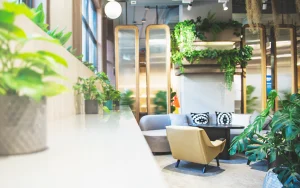 フェイクグリーンでもできるオフィス緑化｜その驚くべき効果と導入のポイント
