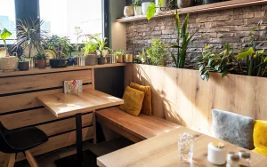 人工壁面緑化と生花のコストパフォーマンスは？新装開店のカフェで比較してみた