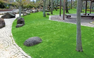 遊歩道には人工芝の活用で緑あふれる空間を！メリットと適する場所を紹介