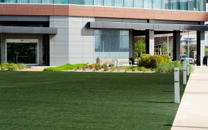 ホテルに人工芝を設置して、美しい緑と快適な空間を提供しよう