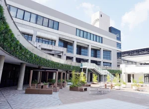 成田空港 第2駐車場ビル前中央広場