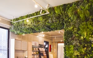 人工壁面緑化だからできる！集客力アップにつながる店舗デザインのアイデア