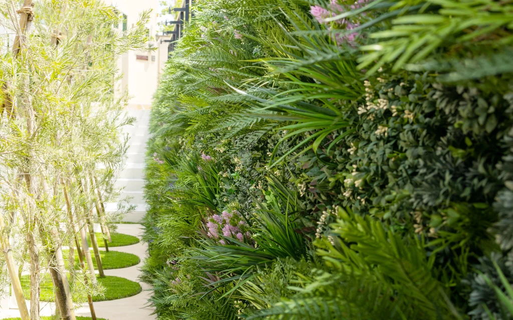 「風の通り道」で空間の質を高める|微気流を整える壁面緑化のデザイン