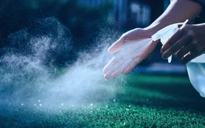 人工芝の落ち葉掃除、静電気はどれくらい起きる？対策しやすい掃除方法とグッズの選び方