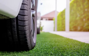 自宅の駐車場に人工芝は設置できる？メリットとデメリットを解説