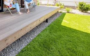 ウッドデッキに人工芝を敷くメリット3選！選び方や注意点を解説