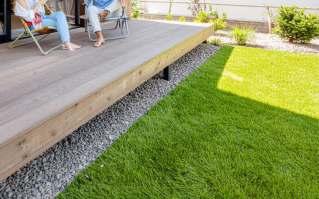 ウッドデッキに人工芝を敷くメリット3選！選び方や注意点を解説